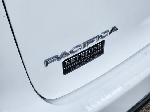 Used 2024 Chrysler Pacifica Touring-L FWD image 12