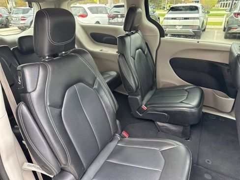 Used 2024 Chrysler Pacifica Touring-L FWD image 19