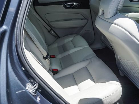 Used 2022 Volvo XC60 B5 Momentum w/ Climate Package FWD image 14