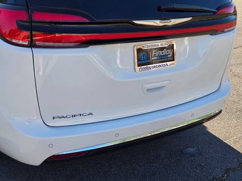 Used 2022 Chrysler Pacifica Touring-L FWD image 5