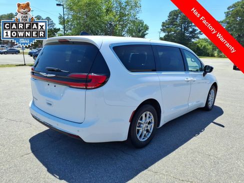 Used 2024 Chrysler Pacifica Touring-L FWD image 5