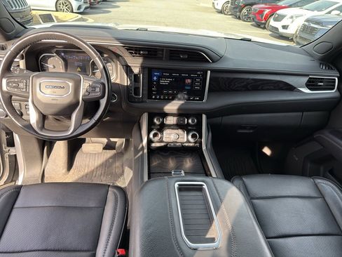 Used 2021 GMC Yukon XL Denali w/ Denali Premium Package image 11