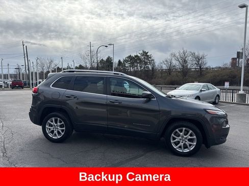 Used 2017 Jeep Cherokee Latitude w/ Cold Weather Group image 8