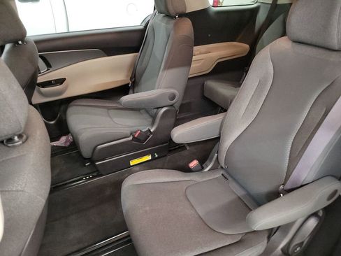 Used 2023 Kia Carnival LX image 2