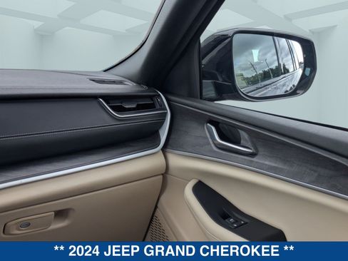 Used 2024 Jeep Grand Cherokee Limited w/ Luxury Tech Group II RWD image 19