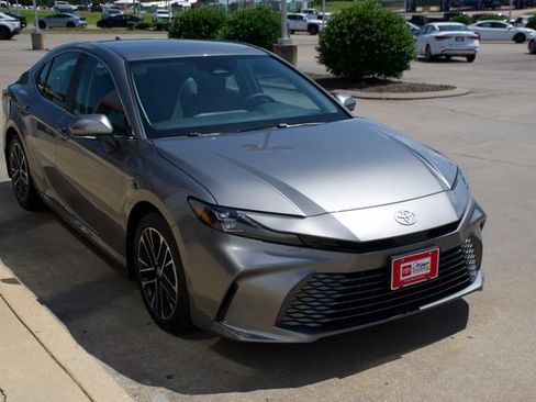 Used 2025 Toyota Camry XLE FWD image 7