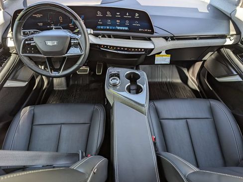 Certified 2025 Cadillac Optiq Sport 2 w/ LPO, Floor Liner Package AWD/4WD image 18
