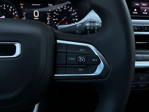 Used 2025 Jeep Compass Latitude image 35