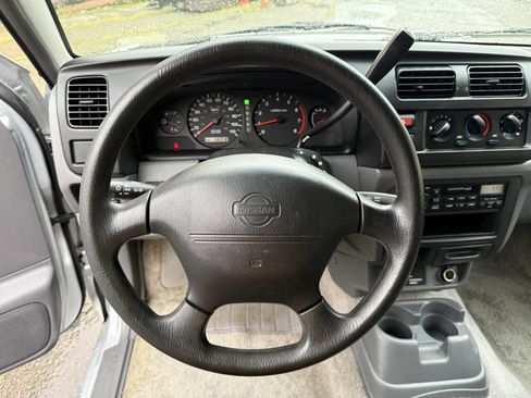 Used 2000 Nissan Frontier XE image 18