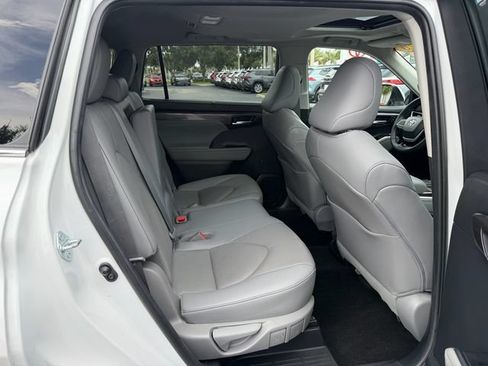 Used 2023 Toyota Highlander Limited FWD image 17
