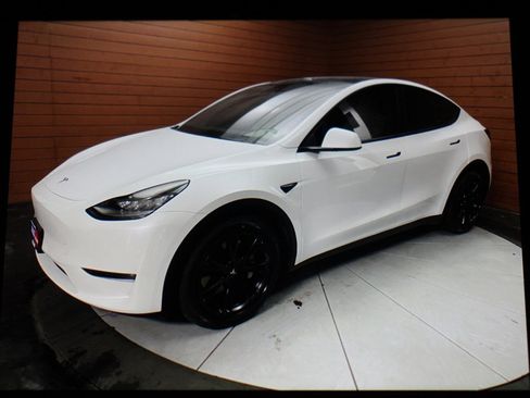 Used 2021 Tesla Model Y Long Range image 22