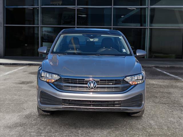 Used 2022 Volkswagen Jetta SE w/ Panoramic Sunroof Package FWD image 4