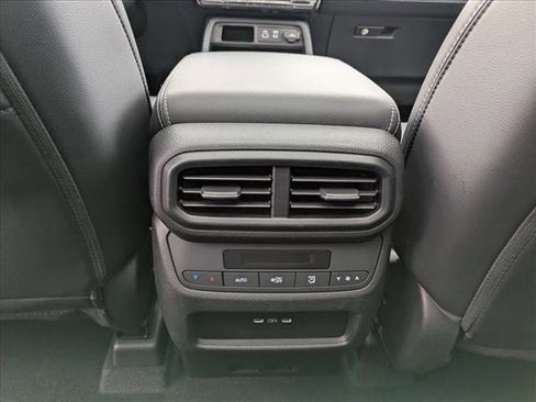 Used 2025 Honda Pilot Touring image 14