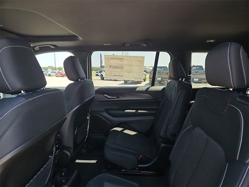 New 2025 Jeep Grand Cherokee L Laredo image 16