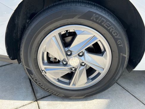 Certified 2025 Hyundai Elantra SE FWD image 8