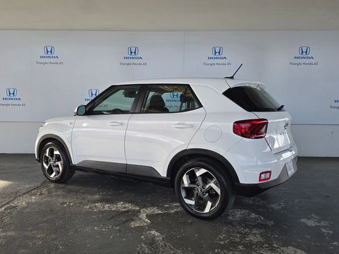 Used 2025 Hyundai Venue SE FWD image 4