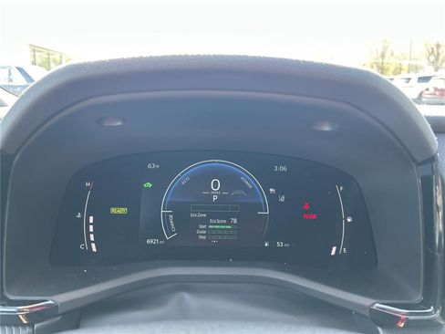 Used 2025 Toyota Camry SE image 9