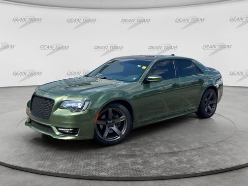 Used 2018 Chrysler 300 S w/ S Model Appearance Package RWD image 3