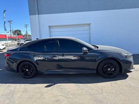 Used 2025 Toyota Camry SE w/ Convenience Package FWD image 4