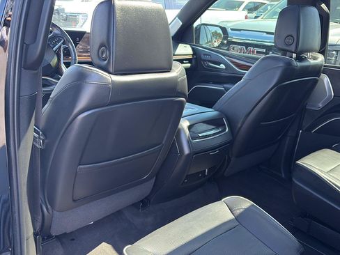 Used 2022 Cadillac Escalade ESV Premium Luxury w/ Performance Package AWD/4WD image 25