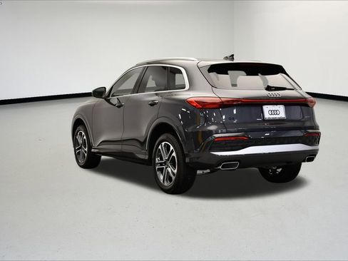 Used 2025 Audi Q5 Premium w/ Convenience Package image 3