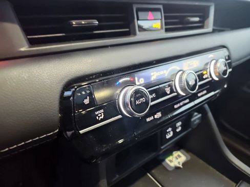 Used 2025 Honda Pilot Touring image 11