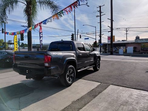 Used 2018 Toyota Tacoma TRD Sport AWD/4WD image 14