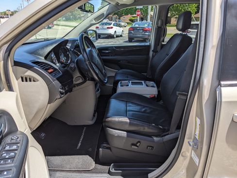 Used 2014 Chrysler Town & Country Touring FWD image 10
