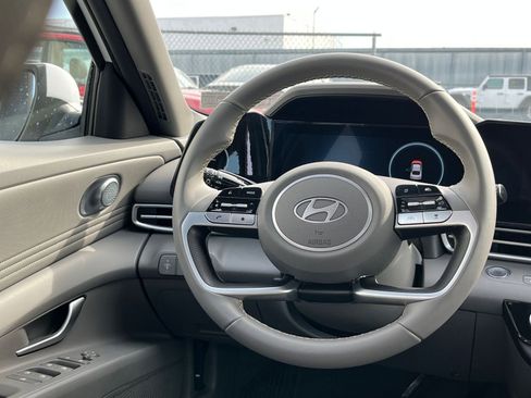 Used 2025 Hyundai Elantra SEL FWD image 28