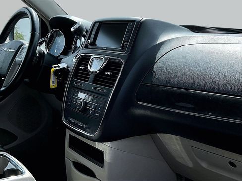 Used 2014 Chrysler Town & Country Touring image 8