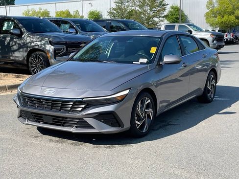 Used 2025 Hyundai Elantra SEL FWD image 3