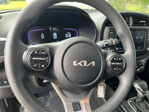 Used 2025 Kia Soul LX w/ LX Technology Package FWD image 28