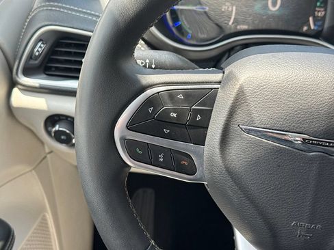 Used 2024 Chrysler Pacifica Limited FWD image 27