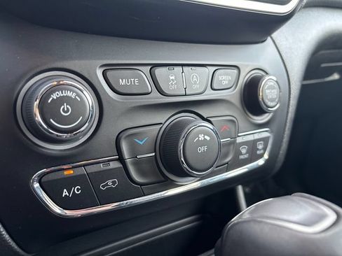Used 2021 Jeep Cherokee Latitude Lux AWD/4WD image 16