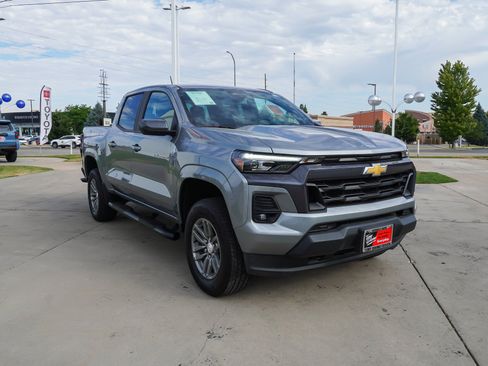 Used 2024 Chevrolet Colorado LT w/ LT Convenience Package III AWD/4WD image 2