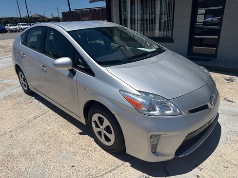 Used 2014 Toyota Prius Two FWD image 2