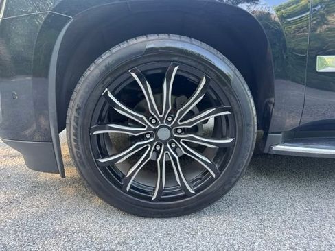 Used 2017 Cadillac Escalade Luxury AWD/4WD image 2