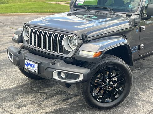 Used 2025 Jeep Wrangler Unlimited Sahara w/ Safety Group AWD/4WD image 8