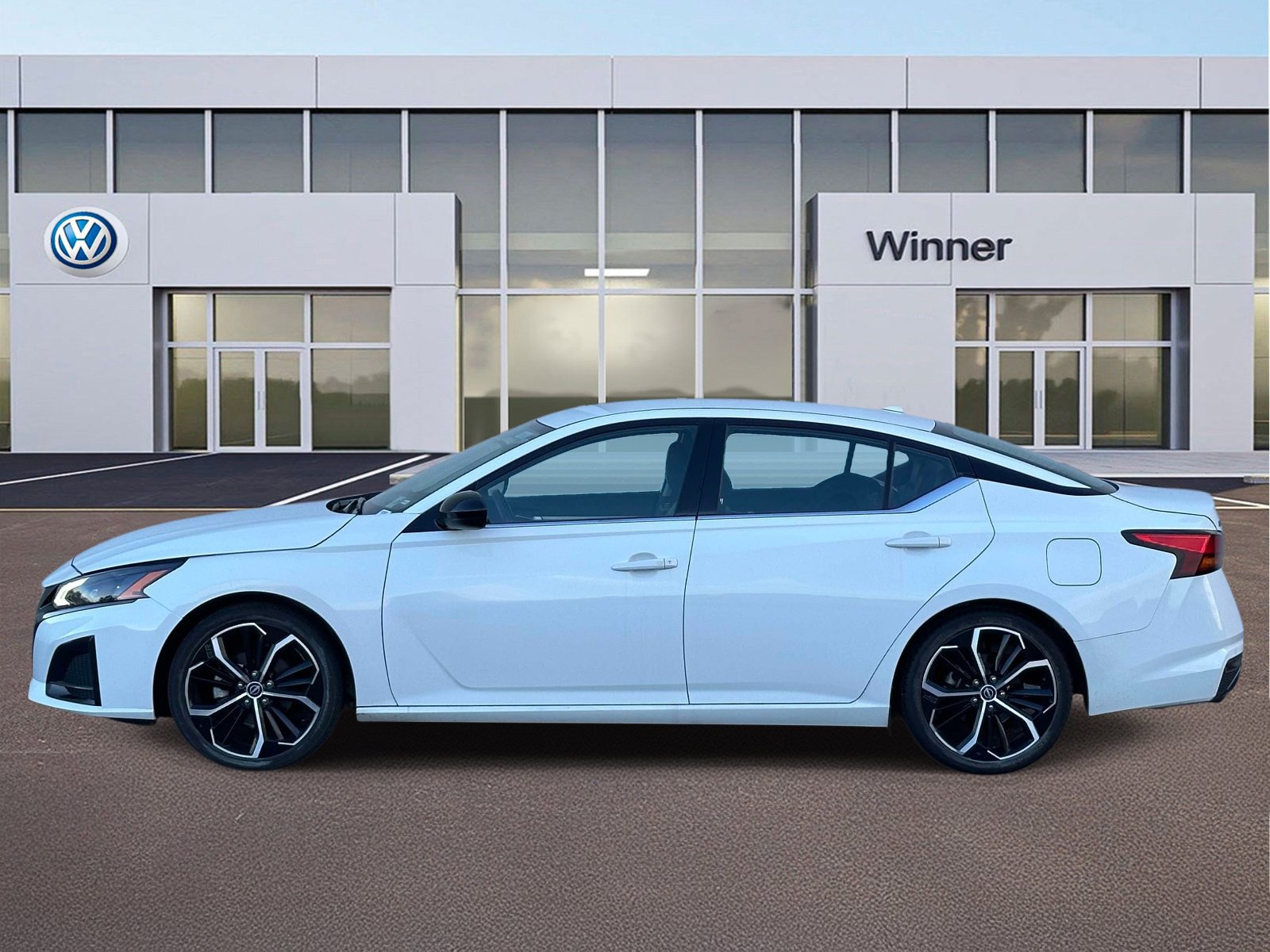 Used 2024 Nissan Altima 2.5 SR FWD image 2