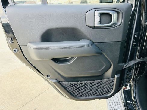 Used 2022 Jeep Wrangler Unlimited Sahara image 25