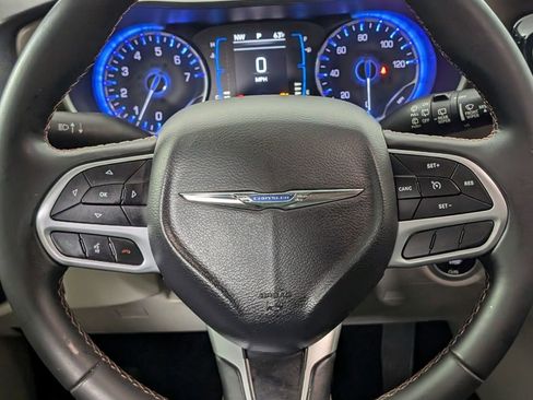 Used 2017 Chrysler Pacifica Touring-L image 14