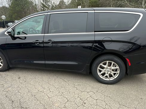 Used 2024 Chrysler Pacifica Touring-L image 11