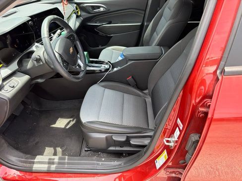 Used 2024 Chevrolet Trax LT w/ Driver Confidence Package FWD image 6