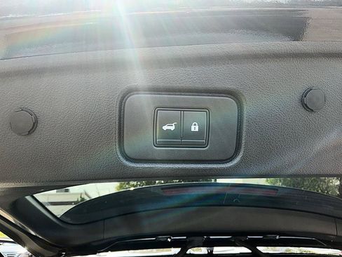 Used 2022 Nissan Pathfinder SL w/ SL Black Package FWD image 31