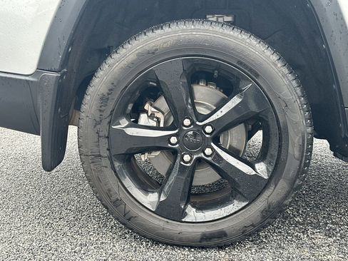 Used 2024 Jeep Grand Cherokee L Limited w/ Black Appearance Package image 18