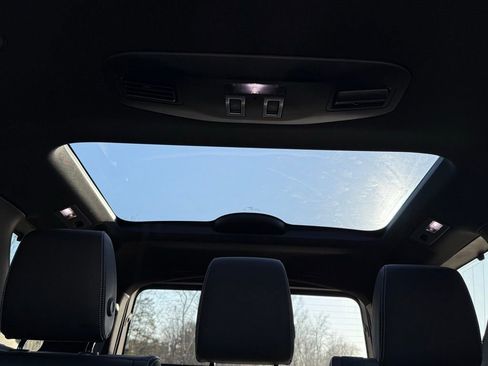 Certified 2025 Land Rover Discovery Dynamic SE image 30