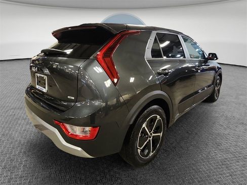 Used 2023 Kia Niro LX image 3