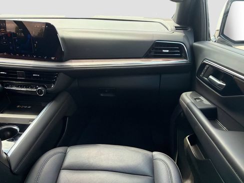 Used 2025 Chevrolet Suburban Z71 AWD/4WD image 18