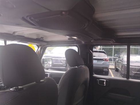 Used 2018 Jeep Wrangler Unlimited Sahara w/ Cold Weather Group image 18