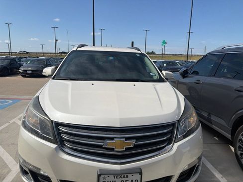 Used 2014 Chevrolet Traverse LT FWD image 2